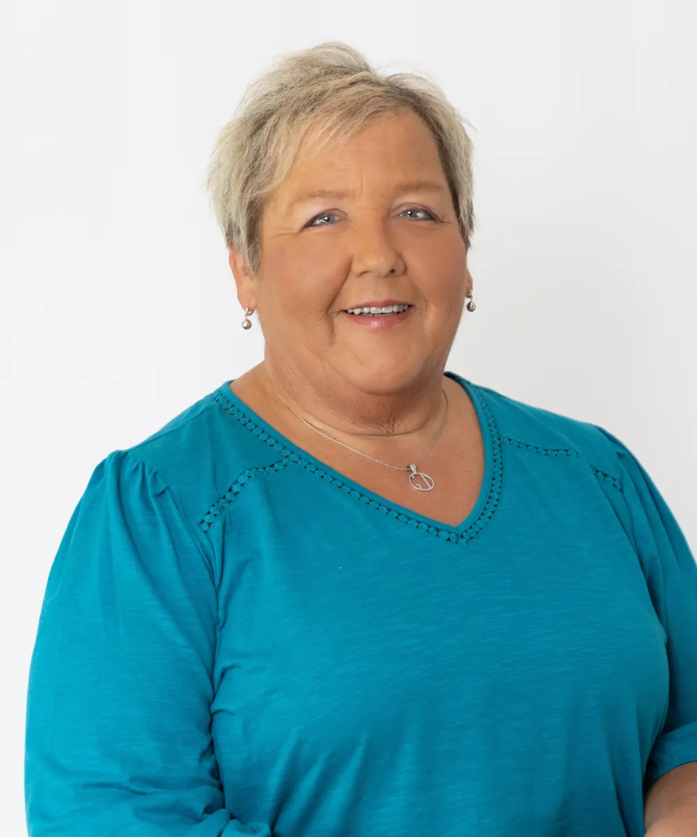 ho4a9888_jayne_with_chair.jpg