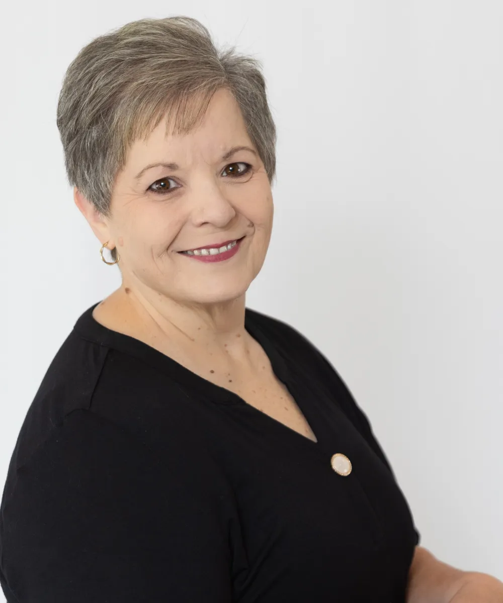 ho4a9902_cheryl_with_chair.jpg