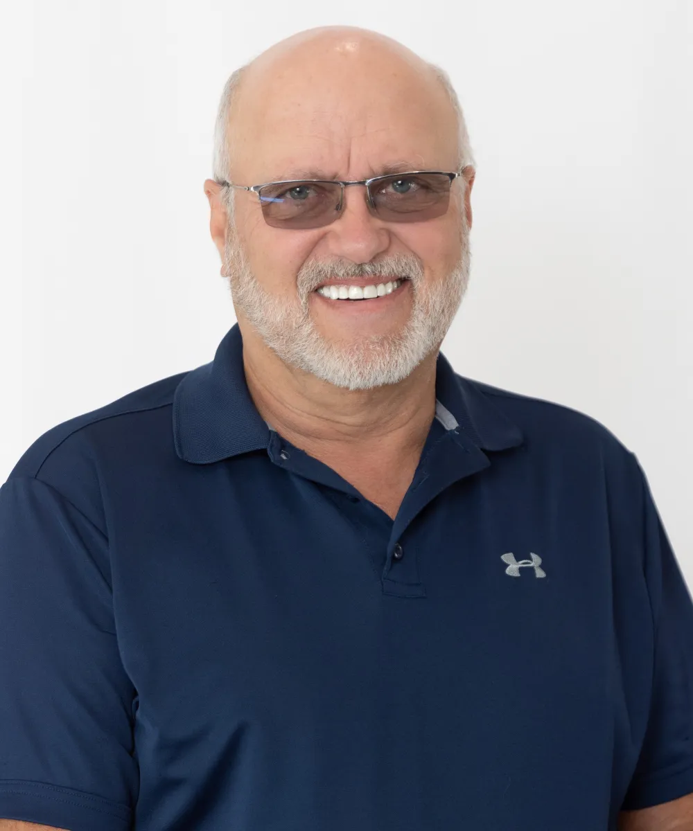 ho4a9916_jeff_with_chair.jpg